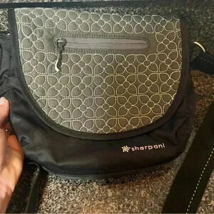 Sherpani gray black crossbody messenger adjustable  travel roomy adjustable strp